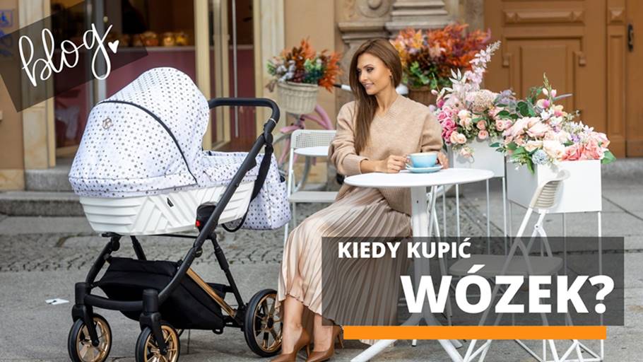 Kobieta w ciąży siedząca przy stoliku i patrząca na wózek dziecięcy